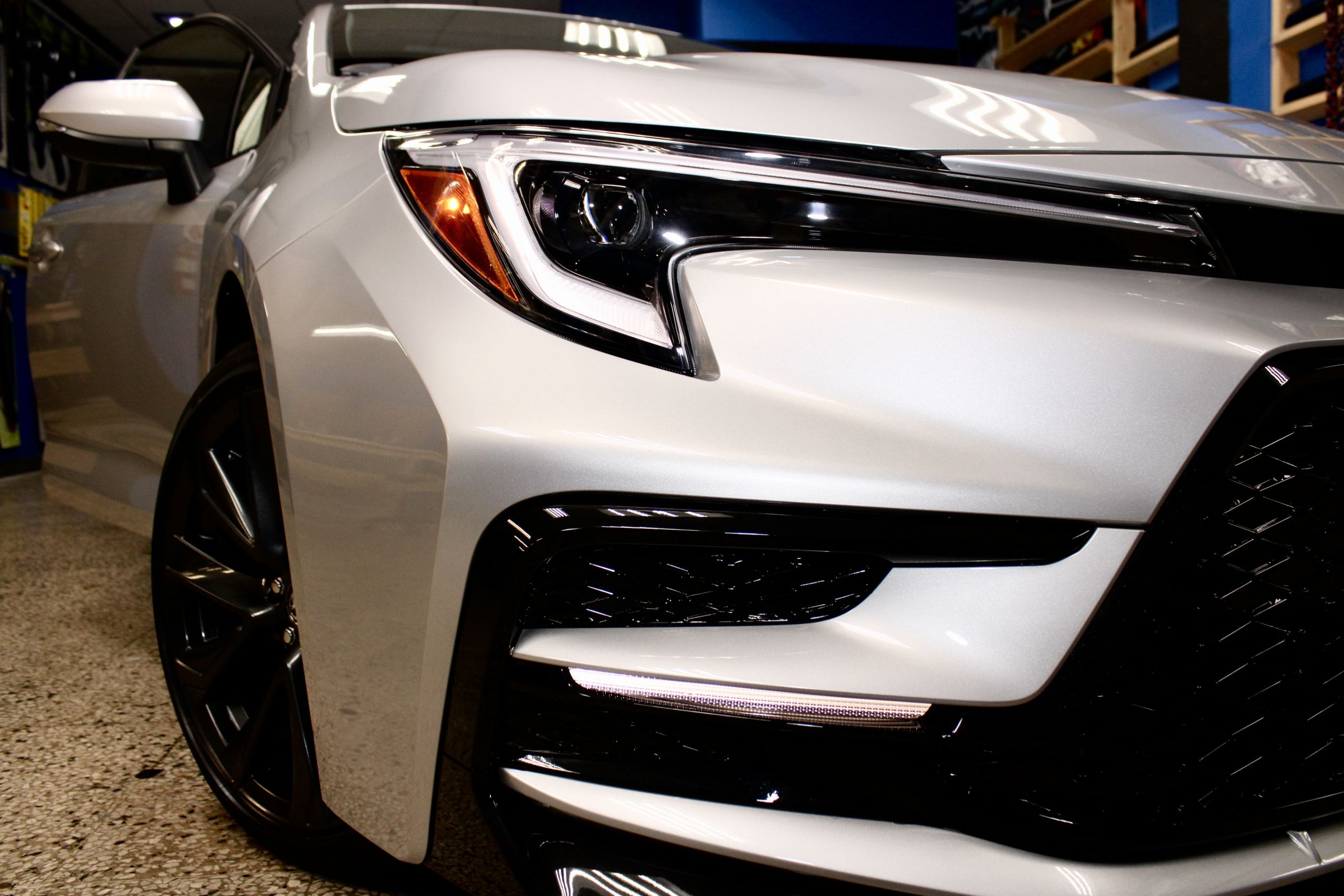Detalle del foco y el frente del Toyota Corolla SE
